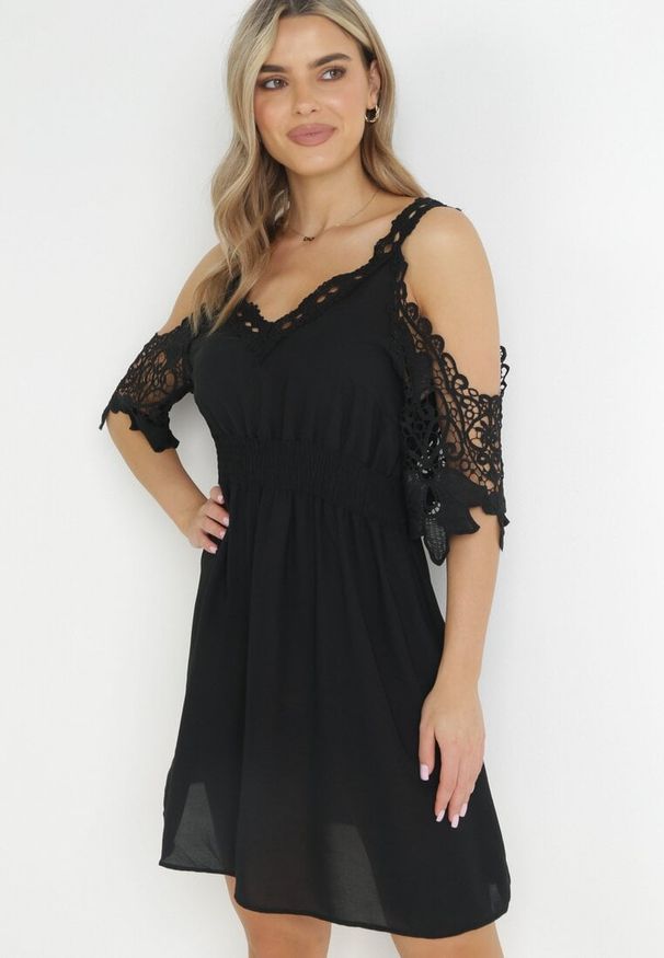 Born2be - Czarna Sukienka Mini Hiszpanka na Ramiączkach z Koronkowymi Rękawami i Gumką w Pasie Giovati. Okazja: na co dzień. Typ kołnierza: dekolt hiszpanka. Kolor: czarny. Materiał: koronka. Długość rękawa: na ramiączkach. Styl: casual. Długość: mini
