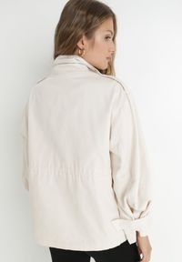 Born2be - Jasnobeżowa Kurtka Parka z Dużymi Kieszeniami Talaha. Okazja: na co dzień. Kolor: beżowy. Materiał: jeans. Długość: krótkie. Wzór: aplikacja. Sezon: wiosna, jesień. Styl: casual #7