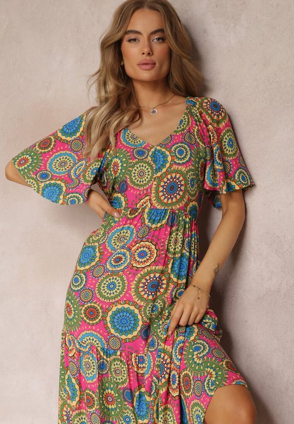 Renee - Fuksjowo-Zielona Wiskozowa Sukienka Maxi w Kwiaty z Rozkloszowanym Dołem i Falbanką Pathna. Okazja: na co dzień. Kolor: różowy. Materiał: wiskoza. Długość rękawa: krótki rękaw. Wzór: kwiaty. Styl: casual. Długość: maxi