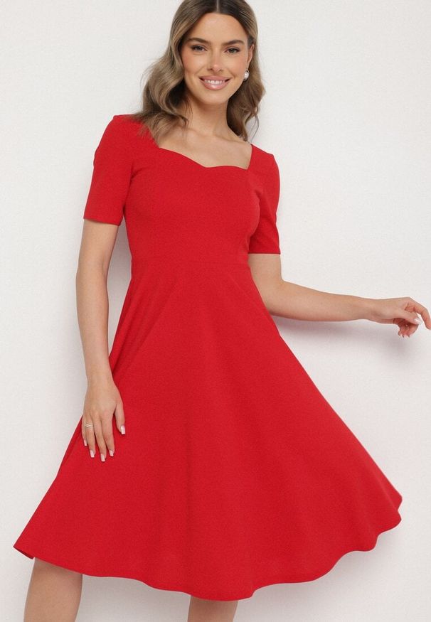 Born2be - Czerwona Sukienka z Bufiastymi Rękawami Nerilune. Kolor: czerwony. Styl: klasyczny, elegancki