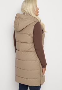 Born2be - Beżowa Pikowana Kamizelka z Kapturem na Suwak i Napy Timella. Okazja: na co dzień, na spacer. Typ kołnierza: kaptur. Kolekcja: plus size. Kolor: beżowy. Materiał: jeans, tkanina. Wzór: aplikacja. Styl: klasyczny, casual, elegancki #4