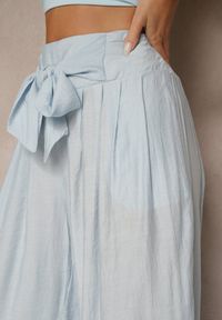 Renee - Niebieskie Wiskozowe Spodnie High Waist o Szerokim Kroju Aranisa. Okazja: na co dzień. Stan: podwyższony. Kolor: niebieski. Materiał: wiskoza. Wzór: aplikacja. Styl: elegancki, casual