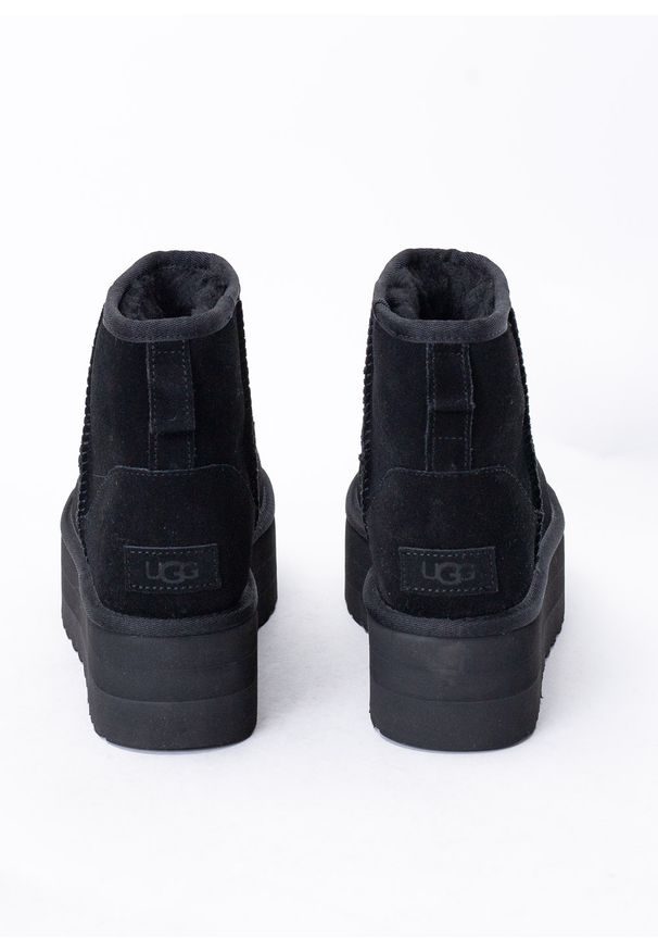 Ugg - Buty zimowe damskie czarne UGG W CLASSIC MINI PLATFORM. Kolor: czarny. Materiał: skóra, wełna, zamsz, lyocell, poliester. Szerokość cholewki: normalna. Wzór: aplikacja. Sezon: zima. Obcas: na platformie