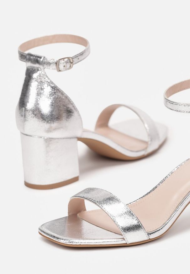 Born2be - Srebrne Sandały na Niskim Słupku ze Sprzączką Caraline. Okazja: na co dzień. Zapięcie: sprzączka. Kolor: srebrny. Obcas: na słupku. Styl: casual