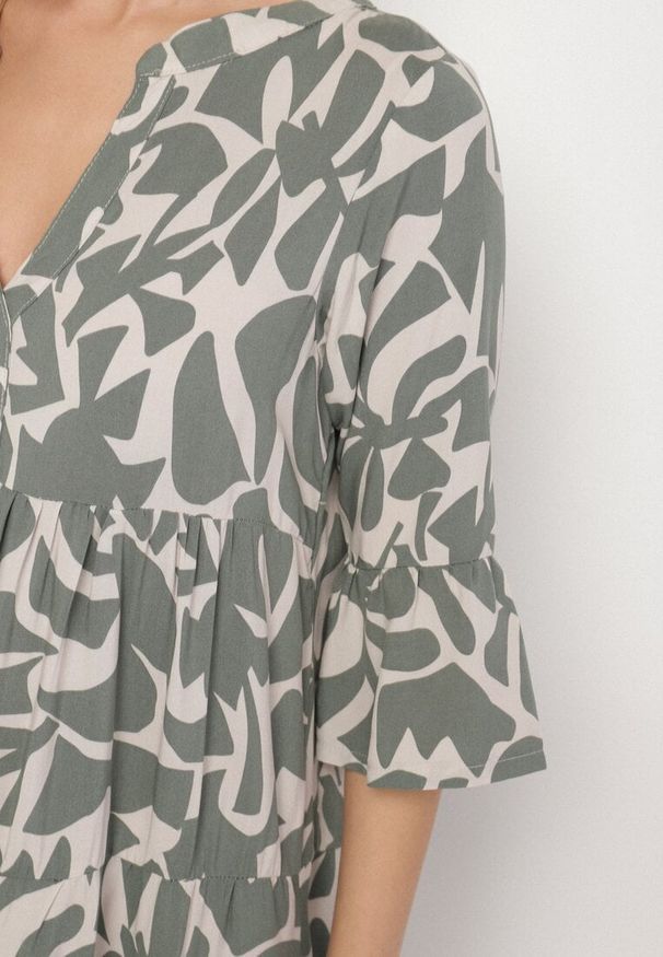 Born2be - Ciemnozielona Wiskozowa Rozkloszowana Sukienka z Abstrakcyjnym Wzorem Liracalia. Okazja: na co dzień. Kolor: zielony. Materiał: wiskoza. Styl: elegancki, casual