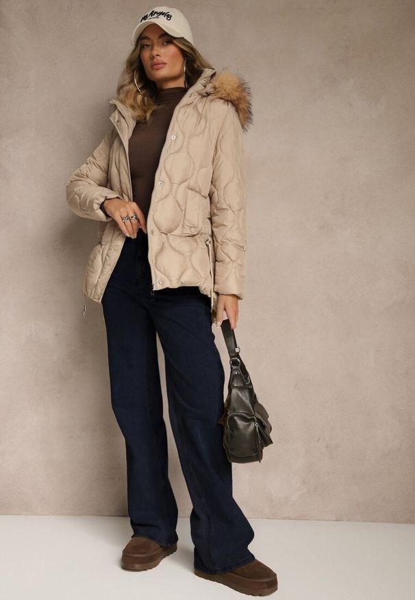 Renee - Ciemnobeżowa Pudełkowa Kurtka z Pikowanymi Przeszyciami i Odpinanym Kapturem z Futrem Liliarna. Okazja: na spacer. Kolor: beżowy. Materiał: futro. Styl: elegancki