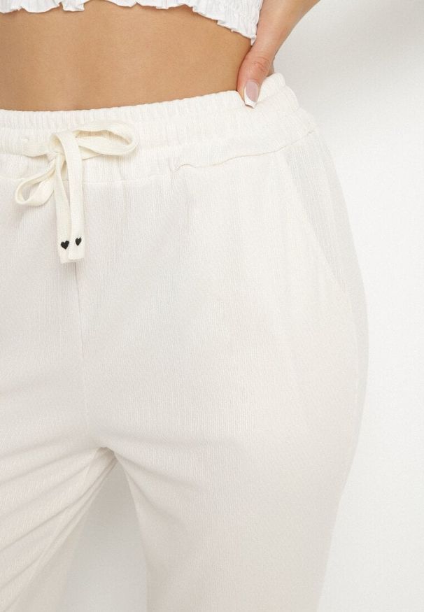 Born2be - Jasnobeżowe Spodnie z Gumką w Pasie i Szeroką Nogawką Mironia. Okazja: na co dzień. Kolor: beżowy. Styl: casual, elegancki