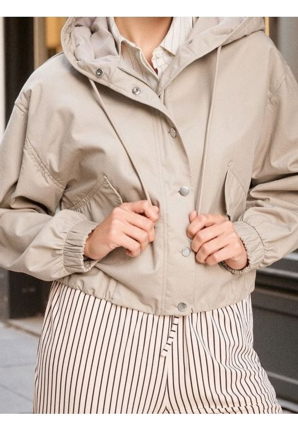 Sinsay - Krótka parka z kapturem z bawełny - brązowy. Typ kołnierza: kaptur. Kolor: brązowy. Materiał: bawełna. Długość: krótkie