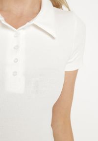 Born2be - Biały Bawełniany T-shirt Prążkowany Typu Polo z Guzikami Avelavia. Okazja: na co dzień. Typ kołnierza: polo. Kolor: biały. Materiał: bawełna, prążkowany. Styl: klasyczny, casual #5