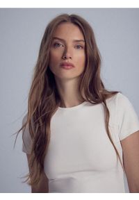 Reserved - Gładki t-shirt - biały. Kolor: biały. Materiał: dzianina. Wzór: gładki