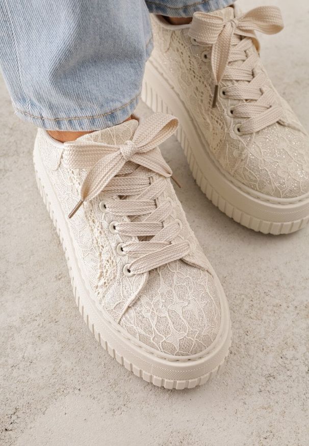 Born2be - Beżowe Sneakersy na Grubej Tłoczonej Platformie Ozdobione Brokatem i Koronką Zellysh. Okazja: na co dzień. Kolor: beżowy. Materiał: koronka. Wzór: aplikacja, koronka. Obcas: na platformie
