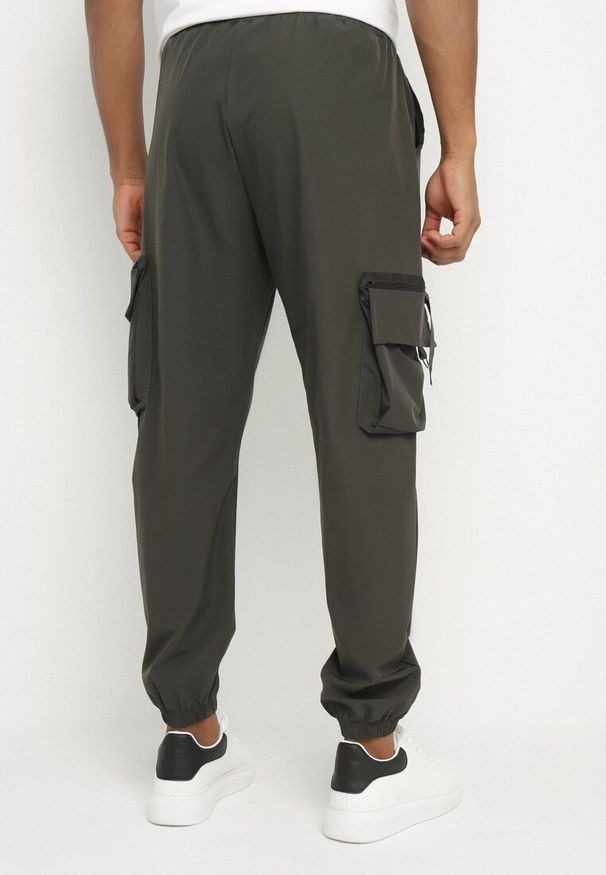 Born2be - Ciemnozielone Spodnie Dresowe w Stylu Cargo Efalitha. Kolor: zielony. Materiał: dresówka. Styl: sportowy