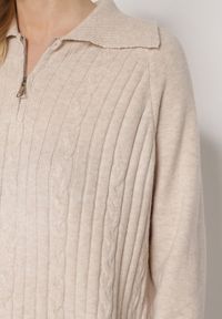 Born2be - Jasnobeżowa Sweterkowa Sukienka Pudełkowa z Bawełną i Wełną Ozdobiona Suwakiem Reimia. Okazja: na co dzień. Kolor: beżowy. Materiał: wełna, bawełna. Wzór: aplikacja. Styl: klasyczny, casual #5