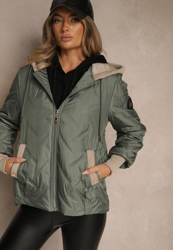 Renee - Zielona Kurtka z Pikowanymi Przeszyciami Kontrastowymi Wstawkami i Kapturem Tulirea. Okazja: na co dzień. Typ kołnierza: kaptur. Kolor: zielony. Materiał: jeans. Styl: casual, elegancki