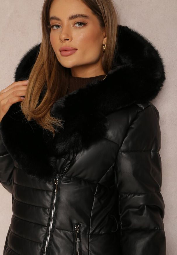 Renee - Czarna Kurtka Pikowana Długa Płaszcz z Imitacji Skóry z Futerkiem Flechie. Kolekcja: dla wysokich. Kolor: czarny. Materiał: futro, skóra. Długość: długie. Styl: klasyczny