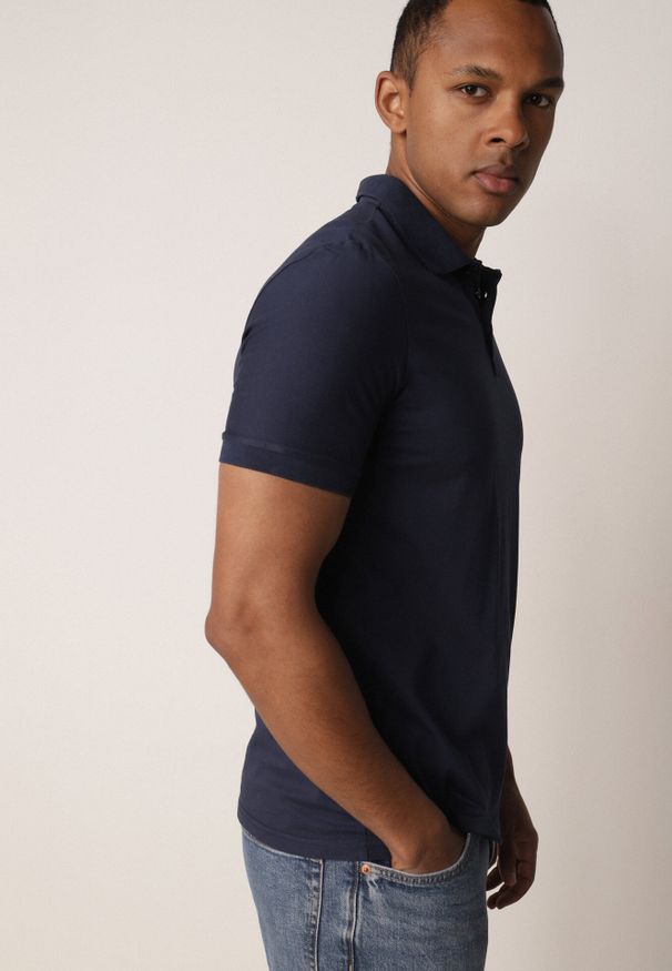 Born2be - Granatowa Gładka Koszulka Polo o Klasycznym Kroju Sinopea. Okazja: do pracy, na co dzień, na spotkanie biznesowe. Typ kołnierza: polo. Kolor: niebieski. Materiał: jeans. Wzór: gładki. Styl: klasyczny