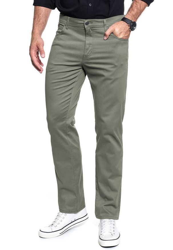 Wrangler - WRANGLER SPODNIE MĘSKIE TEXAS DUSTY OLIVE W121W3275 112126231. Stan: podwyższony. Materiał: materiał. Wzór: moro. Styl: militarny