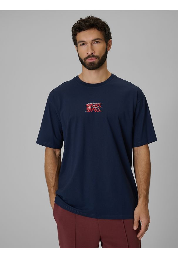 4f - 4F T-shirt loose z nadrukiem męski - granatowy L. Okazja: na co dzień. Kolor: niebieski. Materiał: materiał, bawełna, dzianina. Wzór: nadruk. Styl: casual