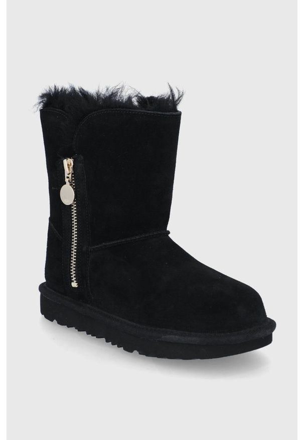 Ugg - UGG Śniegowce zamszowe dziecięce Bailey Zip Short kolor czarny. Nosek buta: okrągły. Kolor: czarny. Materiał: zamsz. Szerokość cholewki: normalna