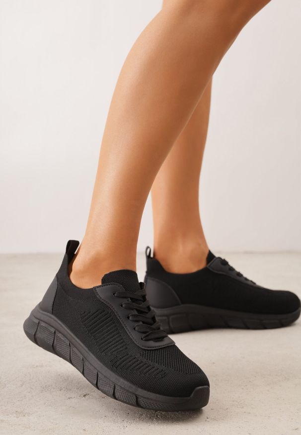 Born2be - Czarne Dzianinowe Sneakersy na Grubej Podeszwie ze Żłobieniami Enolora. Okazja: na co dzień, na spacer. Kolor: czarny. Materiał: dzianina. Szerokość cholewki: normalna. Sport: turystyka piesza, fitness