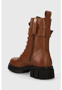 TOMMY HILFIGER - Tommy Hilfiger workery skórzane COOL FEMININE BIKERBOOT damskie kolor brązowy na płaskim obcasie FW0FW07322. Nosek buta: okrągły. Zapięcie: sznurówki. Kolor: brązowy. Materiał: skóra. Obcas: na obcasie. Wysokość obcasa: niski #5