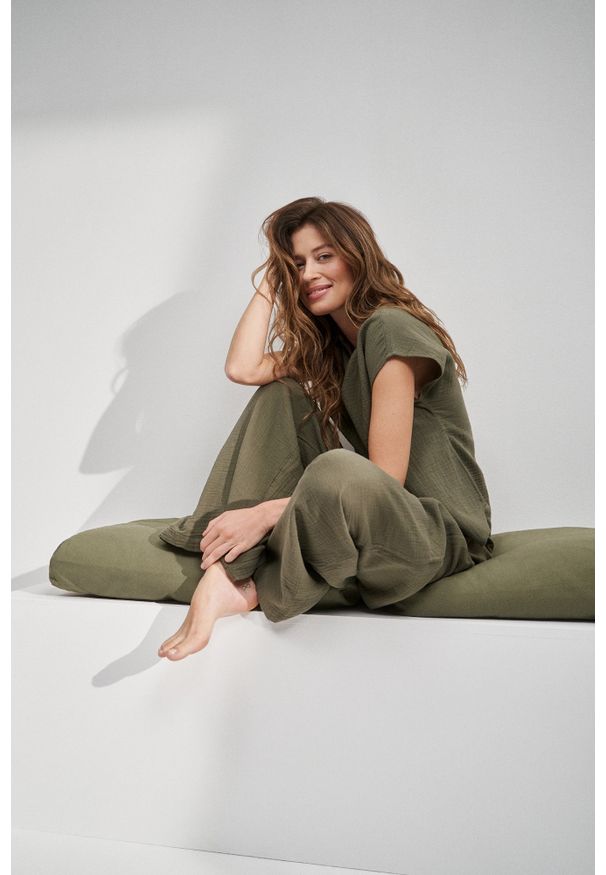 MOODO - Bawełniane spodnie z szerokimi nogawkami oliwkowe. Kolor: oliwkowy. Materiał: bawełna