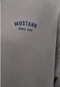 Mustang - MĘSKA BLUZA Z KAPTUREM MUSTANG LOGO Bennet Back Print Charcoal Gray 1014166 4063. Typ kołnierza: kaptur. Wzór: nadruk