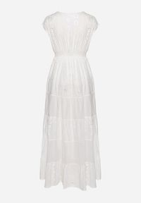 Born2be - Biała Bawełniana Rozkloszowana Sukienka z Ażurowym Wzorem i Gumką w Talii Ozdobiona Guzikami Venevia. Typ kołnierza: dekolt w kształcie V. Kolor: biały. Materiał: bawełna. Wzór: aplikacja, ażurowy. Styl: klasyczny, elegancki #5