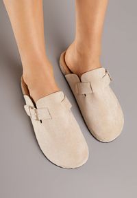 Renee - Beżowe Klapki Chodaki Ozdobione Paskami z Klamrami Silamia. Okazja: na co dzień. Kolor: beżowy. Materiał: jeans. Wzór: aplikacja. Styl: casual