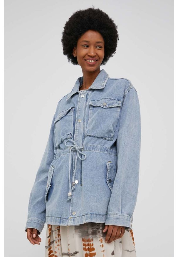 Answear Lab kurtka jeansowa damska przejściowa. Kolor: niebieski. Materiał: jeans. Styl: wakacyjny