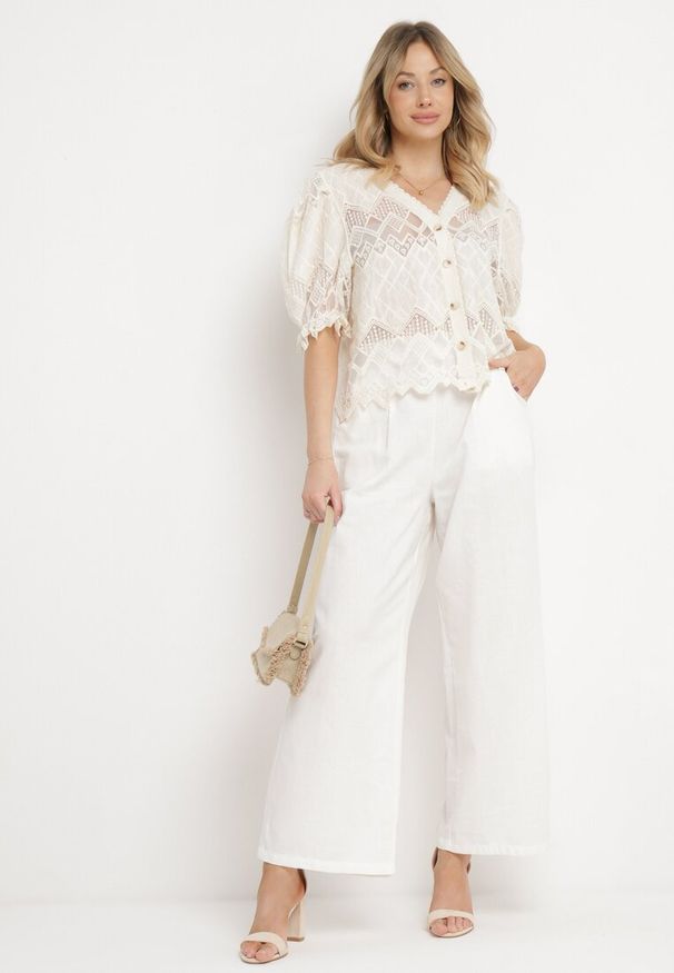 Born2be - Beżowa Subtelna Bluzka Ażurowa Zapinana na Guziki Vangaia. Kolor: beżowy. Długość rękawa: krótki rękaw. Długość: krótkie. Wzór: ażurowy. Sezon: lato