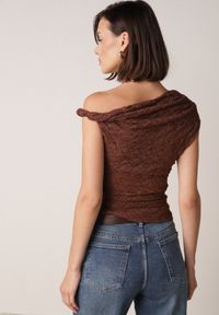 Born2be - Brązowa Koronkowa Bluzka o Asymetrycznym Kroju na Jedno Ramię Nerasos. Kolor: brązowy. Materiał: koronka #2