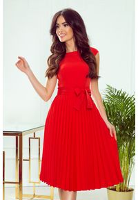 Numoco - Czerwona sukienka plisowana na wesele rozkloszowana z kokardą w talii. Okazja: na wesele, na ślub cywilny. Typ kołnierza: kokarda. Kolor: czerwony. Styl: elegancki #1