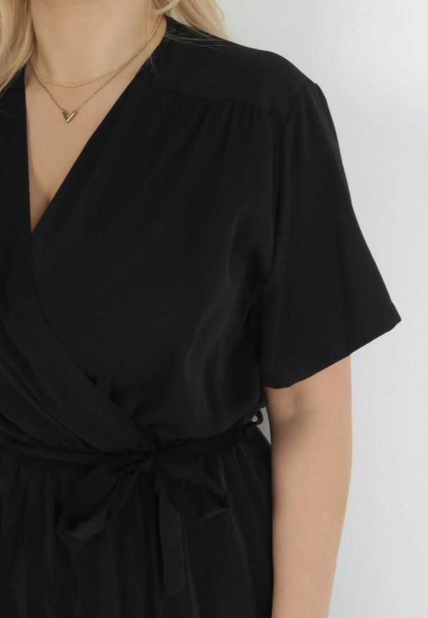 Born2be - Czarna Sukienka z Kopertowym Dekoltem Wiązanym Paskiem i Gumką w Pasie Vung. Kolor: czarny. Materiał: materiał. Typ sukienki: kopertowe. Długość: mini