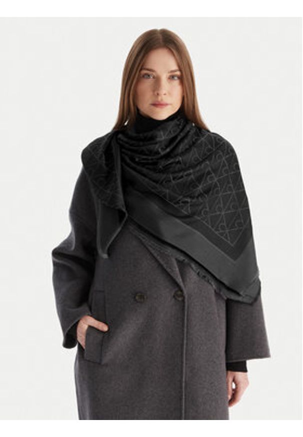 Calvin Klein Szal Emblem Aop Tonal LV04D8063G Czarny. Kolor: czarny. Materiał: wiskoza