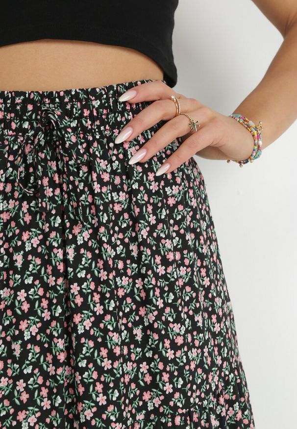 Born2be - Czarna Bawełniana Spódnica Maxi w Kwiatki Amelix. Kolor: czarny. Materiał: bawełna. Wzór: kwiaty