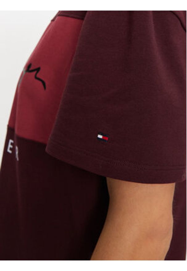 TOMMY HILFIGER - Tommy Hilfiger Sukienka codzienna UW0UW05631 Czerwony Relaxed Fit. Okazja: na co dzień. Kolor: czerwony. Materiał: bawełna. Typ sukienki: proste. Styl: casual