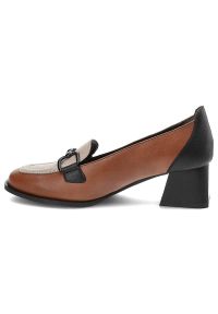 Brązowe Półbuty Armodo Skórzane Eleganckie Buty Na Obcasie. Okazja: do pracy, na spotkanie biznesowe. Zapięcie: klamry. Kolor: brązowy. Materiał: skóra. Obcas: na obcasie. Styl: elegancki. Wysokość obcasa: średni #4