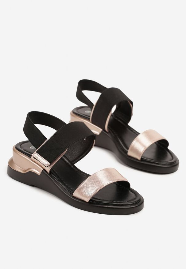 Born2be - Szampańskie Klasyczne Sandały na Koturnie Nilariane. Okazja: na spacer, na spotkanie biznesowe, na co dzień. Zapięcie: rzepy. Kolor: złoty. Materiał: szyfon. Obcas: na koturnie. Styl: klasyczny