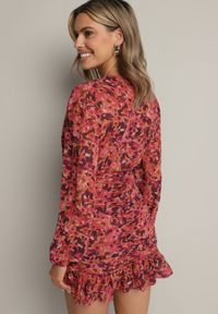 Born2be - Czerwona Dopasowana Sukienka w Kwiaty z Marszczeniem i Falbankami Mirilia. Okazja: na co dzień. Typ kołnierza: kołnierz z falbankami. Kolor: czerwony. Materiał: jeans. Wzór: kwiaty. Styl: casual #3