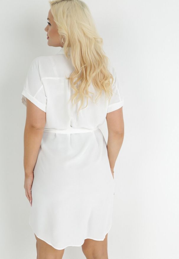 Born2be - Biała Koszulowa Sukienka z Krótkim Rękawem i Wiązaniem w Pasie Mistie. Kolekcja: plus size. Kolor: biały. Materiał: materiał. Długość rękawa: krótki rękaw. Wzór: gładki. Sezon: wiosna, lato. Typ sukienki: koszulowe. Długość: midi