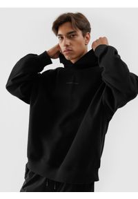 4f - Bluza dresowa nierozpinana z kapturem męska - czarna. Okazja: na co dzień. Typ kołnierza: kaptur. Kolor: czarny. Materiał: dresówka. Wzór: nadruk, gładki. Styl: casual #1
