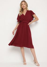 Born2be - Bordowa Sukienka z Kopertowym Dekoltem i Paskiem Sizuee. Kolor: czerwony. Typ sukienki: kopertowe #5