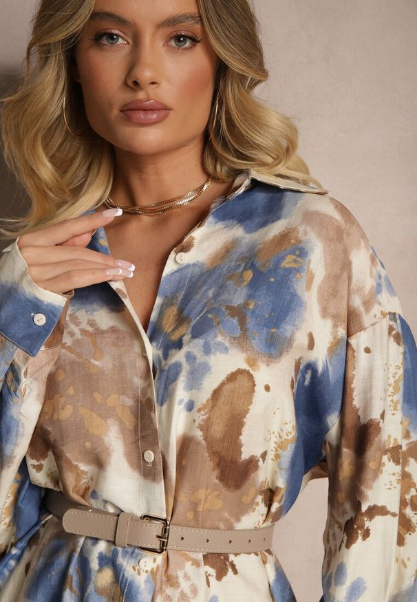 Renee - Niebieska Wiskozowa Sukienka Oversize o Kroju Koszuli w Abstrakcyjny Print Gonnivae. Okazja: na co dzień. Typ kołnierza: kołnierzyk klasyczny. Kolor: niebieski. Materiał: wiskoza. Długość rękawa: długi rękaw. Wzór: nadruk. Typ sukienki: koszulowe, oversize. Styl: klasyczny, casual, elegancki
