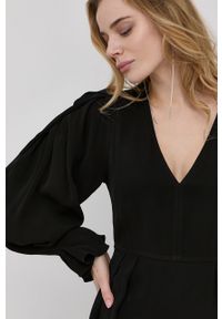 VICTORIA BECKHAM - Victoria Beckham sukienka kolor czarny mini rozkloszowana. Kolor: czarny. Materiał: tkanina. Długość rękawa: długi rękaw. Typ sukienki: rozkloszowane. Długość: mini #6