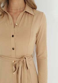 Born2be - Beżowa Sukienka Maxi o Koszulowym Fasonie z Wiązaniem mZynlee. Okazja: na co dzień. Kolor: beżowy. Materiał: wiskoza, dzianina. Typ sukienki: koszulowe. Styl: casual, elegancki, klasyczny. Długość: maxi #5