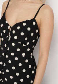 Born2be - Czarna Wiskozowa Sukienka w Kropki na Ramiączkach Zapinana na Guziki Katilane. Okazja: na co dzień. Typ kołnierza: dekolt w serek. Kolor: czarny. Materiał: wiskoza. Długość rękawa: na ramiączkach. Wzór: kropki. Sezon: wiosna, lato. Styl: elegancki, casual, klasyczny #7