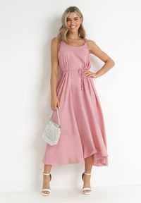 Born2be - Różowa Trapezowa Sukienka z Wiązanymi Ramiączkami i Sznurkiem w Talii Feminia. Kolor: różowy. Długość rękawa: na ramiączkach. Typ sukienki: trapezowe. Długość: maxi
