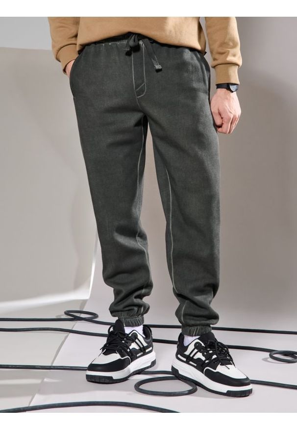 Sinsay - Spodnie comfort fit - khaki. Kolor: brązowy