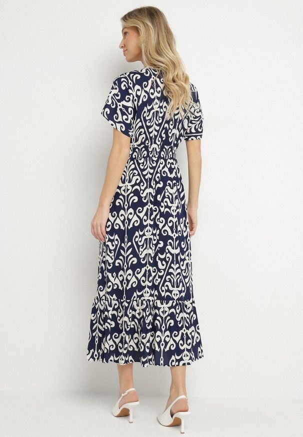 Born2be - Niebieska Sukienka z Wiskozy w Abstrakcyjny Wzór Faledira. Okazja: na co dzień. Typ kołnierza: dekolt w serek. Kolor: niebieski. Materiał: wiskoza. Długość rękawa: krótki rękaw. Typ sukienki: proste. Styl: casual, klasyczny